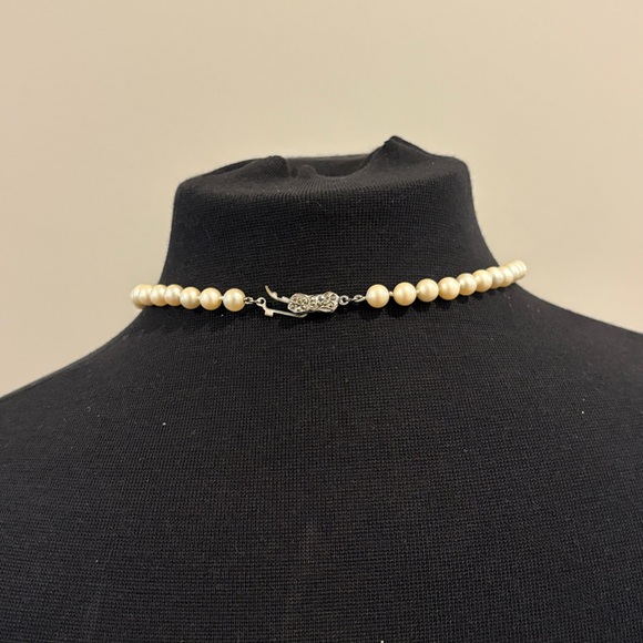 Women’s Costume Pearl Necklace Jewelry - Picture 2 of 3
